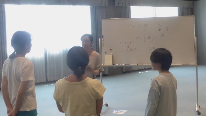 インプロとは何か説明する菅田さん インプロ1